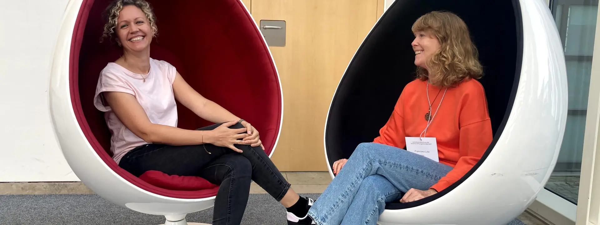 Liana Heinrich und Franzi Lutz in zwei Drehstühlen